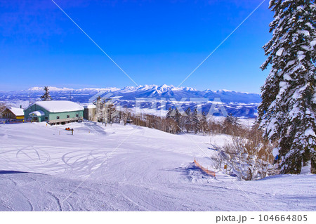 快晴の富良野スキー場から見る大雪山と十勝岳連峰、富良野ゾーンの標高最高地点からの中級者コースの終点か 快晴の富良野スキー場から見る大雪山と十勝岳連峰、富良野ゾーンの標高最高地点からの中級者コースの終点か 104664805