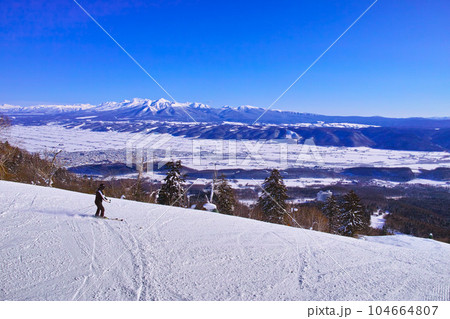 快晴の富良野スキー場から見る十勝岳連峰、富良野ロープウェイ横の初心者コースから見る景色とゲレンデを滑 104664807