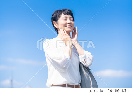 爽やかな紫外線が強い日の50代ビューティーイメージ 104664854