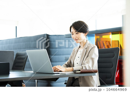 女性　ビジネス　パソコン　オンライン会議 104664969