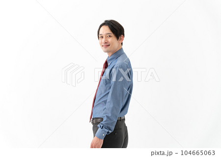 笑顔で振り返るビジネスマン 104665063