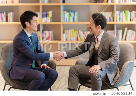 握手をするビジネスマン 104665134