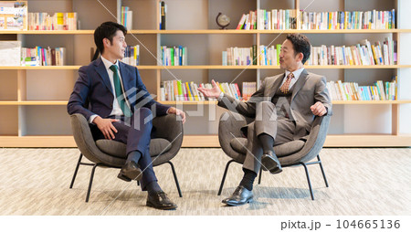 対談をするビジネスマン 対談をするビジネスマン 104665136