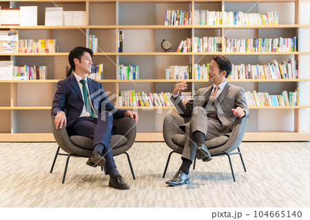 対談をするビジネスマン 104665140