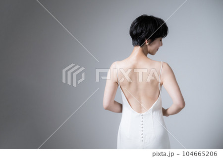 背中が美しい女性のドレス姿 振り返る美人 背中が美しい女性のドレス姿 振り返る美人 104665206