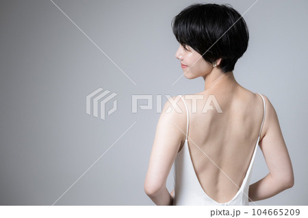 背中が美しい女性のドレス姿　振り返る美人 104665209