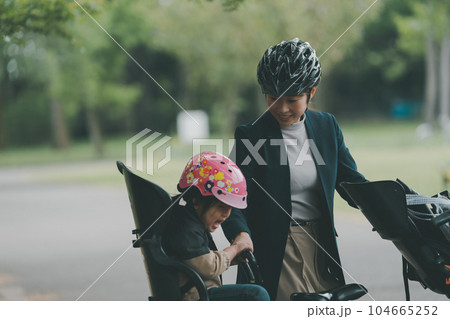 母子ともに自転車用ヘルメットの着用 母子ともに自転車用ヘルメットの着用 104665252