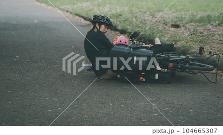幼児を乗せた際の自転車の転倒 104665307