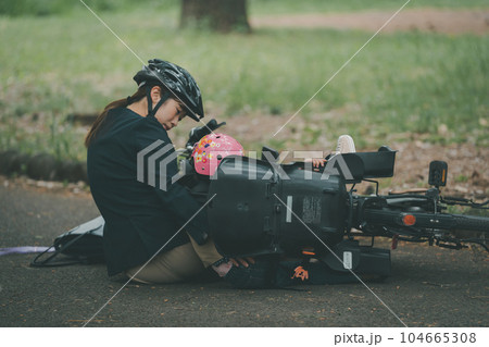 幼児を乗せた際の自転車の転倒 104665308