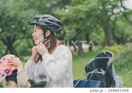 自転車用ヘルメットをかぶるママと娘 自転車用ヘルメットをかぶるママと娘 104665309