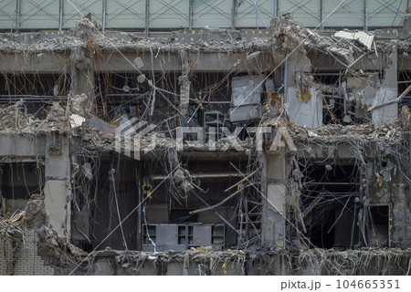 金属くずが入り乱れた解体工事現場 104665351
