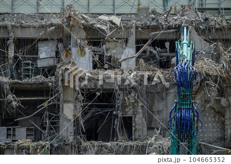 ビルの躯体を解体する重機 104665352
