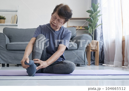 Mature female athlete with joint or muscle soreness and problem feeling ache. Mature female athlete with joint or muscle soreness and problem feeling ache. 104665512