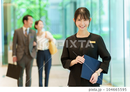 女性コンシェルジュのポートレート 女性コンシェルジュのポートレート 104665595