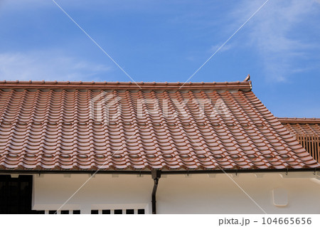 赤い屋根瓦　石州赤瓦 104665656