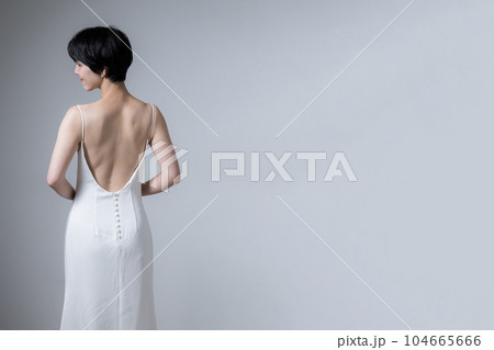 背中が美しい女性のドレス姿 振り返る美人 右にコピースペースあり 背中が美しい女性のドレス姿 振り返る美人 右にコピースペースあり 104665666