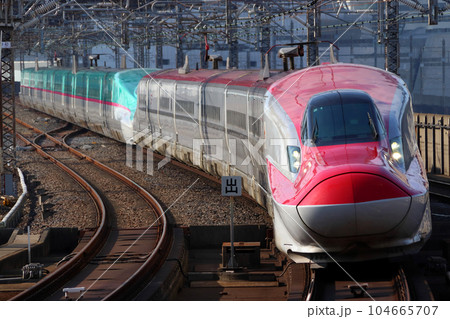東北新幹線を行く秋田新幹線E6系（E5系併結） 104665707