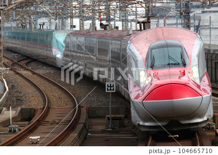 東北新幹線を行く秋田新幹線E6系（E5系併結） 104665710