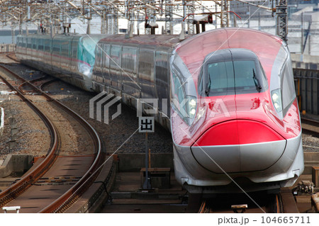 東北新幹線を行く秋田新幹線E6系(E5系併結) 東北新幹線を行く秋田新幹線E6系(E5系併結) 104665711