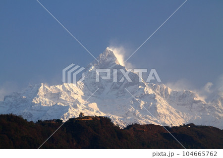 南アジアのネパールポカラ 街の建物屋上から望む夜明けのマチャプチャレ山頂 南アジアのネパールポカラ 街の建物屋上から望む夜明けのマチャプチャレ山頂 104665762