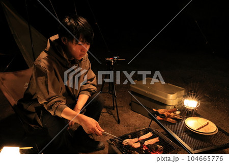 ソロキャンプの夜 一人バーベキュー ソロキャンプの夜 一人バーベキュー 104665776