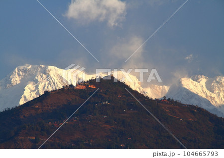 南アジアのネパールポカラ　街の建物屋上から夜明けのアンナプルナ山群とサランコットの丘の景色 104665793