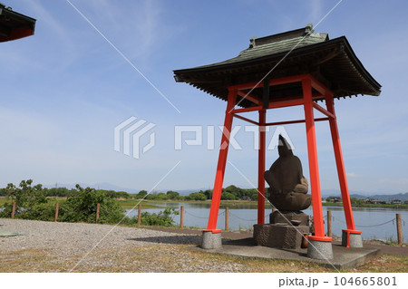 群馬県邑楽郡邑楽町の多々良沼浮島弁財天の風景 群馬県邑楽郡邑楽町の多々良沼浮島弁財天の風景 104665801