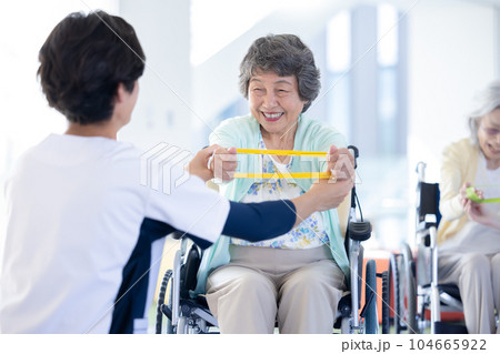 介護イメージ　体操するシニア女性と理学療法士　撮影協力「LINK FOREST」 104665922