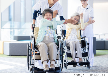 介護イメージ　体操するシニア女性と理学療法士撮影協力「LINK FOREST」 104665944