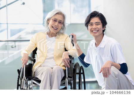 介護イメージ　シニア女性と介護士のポートレート　撮影協力「LINK FOREST」 104666136