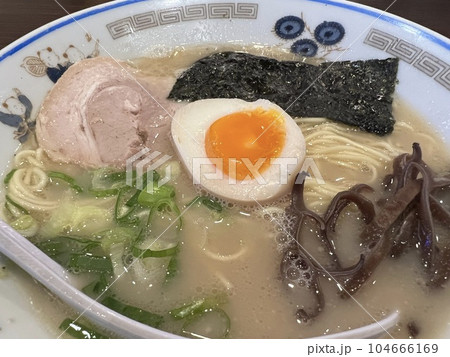 美味しそうな博多（豚骨）ラーメンのアップ 104666169