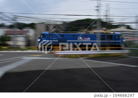 東海道線　鎌倉（客貨）踏切　流し撮り 104666297