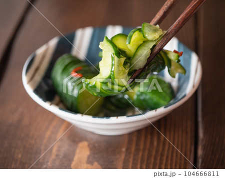 きゅうりのピリ辛な漬物。新鮮な野菜を使った和食。 104666811