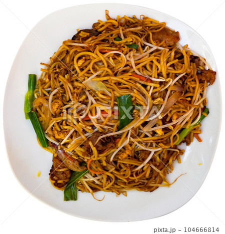Chinese fried noodles with beef and vegetables 104666814