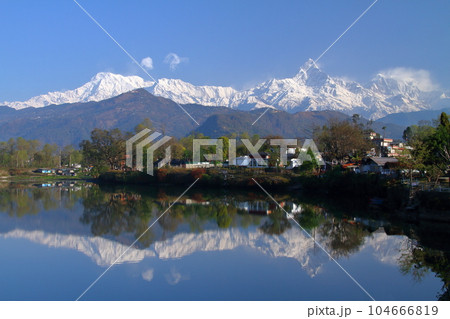 南アジアのネパールポカラ ダムサイドからのマチャプチャレとアンナプルナ山群の眺望とフェワ湖面の水鏡 南アジアのネパールポカラ ダムサイドからのマチャプチャレとアンナプルナ山群の眺望とフェワ湖面の水鏡 104666819