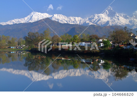 南アジアのネパールポカラ　ダムサイドからのマチャプチャレとアンナプルナ山群の眺望とフェワ湖面の水鏡 104666820