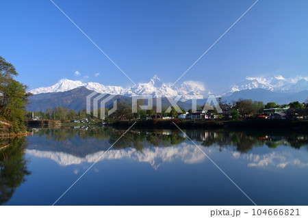 南アジアのネパールポカラ　ダムサイドからのマチャプチャレとアンナプルナ山群の眺望とフェワ湖面の水鏡 104666821