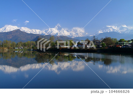 南アジアのネパールポカラ　ダムサイドからのマチャプチャレとアンナプルナ山群の眺望とフェワ湖面の水鏡 104666826