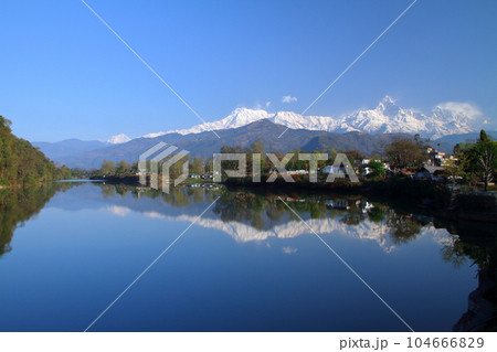 南アジアのネパールポカラ ダムサイドからのマチャプチャレとアンナプルナ山群の眺望とフェワ湖面の水鏡 南アジアのネパールポカラ ダムサイドからのマチャプチャレとアンナプルナ山群の眺望とフェワ湖面の水鏡 104666829
