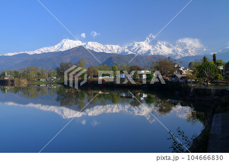 南アジアのネパールポカラ　ダムサイドからのマチャプチャレとアンナプルナ山群の眺望とフェワ湖面の水鏡 104666830