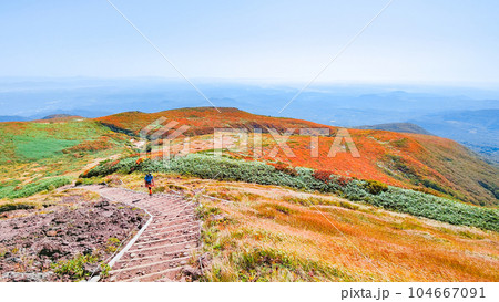 秋の栗駒山登山（山頂からの眺め） 104667091