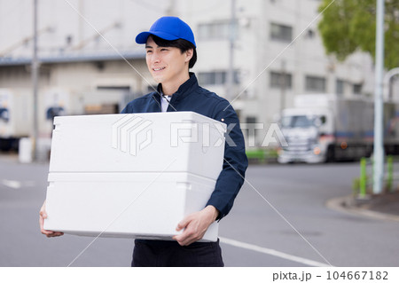生鮮食品を運ぶ作業員 104667182