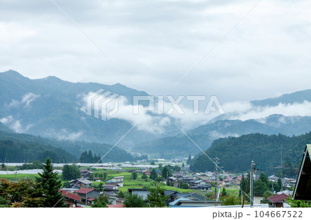 早朝の山の朝霧 早朝の山の朝霧 104667522