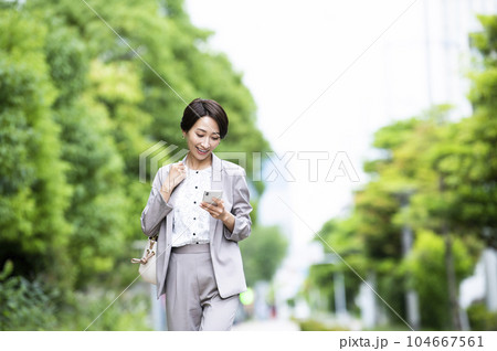 女性　キャリアウーマン　スマートフォン　検索 104667561