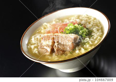 豚のバラ肉とたっぷりの小ねぎと紅生姜入りの熱々沖縄そばを黒背景で撮影 104667809