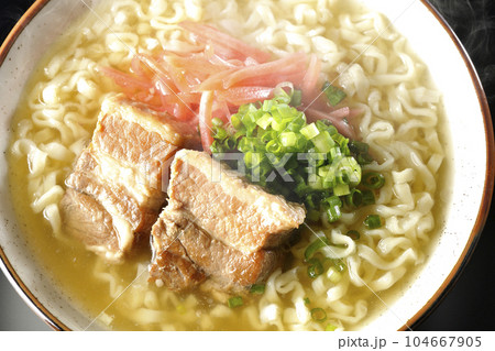 豚のバラ肉とたっぷりの小ねぎと紅生姜入りの熱々沖縄そばを黒背景で俯瞰撮影 104667905
