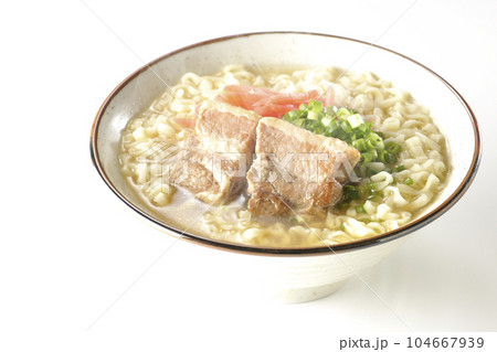 豚のバラ肉とたっぷりの小ねぎと紅生姜入りの熱々沖縄そばを白背景で撮影 104667939
