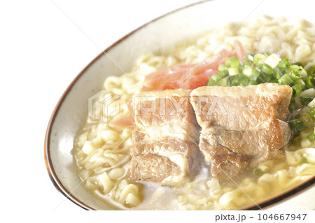 豚のバラ肉とたっぷりの小ねぎと紅生姜入りの熱々沖縄そばを白背景で撮影 104667947