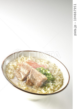 豚のバラ肉とたっぷりの小ねぎと紅生姜入りの熱々沖縄そばを白背景で撮影 豚のバラ肉とたっぷりの小ねぎと紅生姜入りの熱々沖縄そばを白背景で撮影 104667951