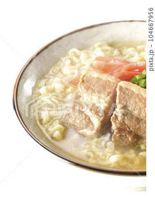 豚のバラ肉とたっぷりの小ねぎと紅生姜入りの熱々沖縄そばを白背景で撮影 豚のバラ肉とたっぷりの小ねぎと紅生姜入りの熱々沖縄そばを白背景で撮影 104667956